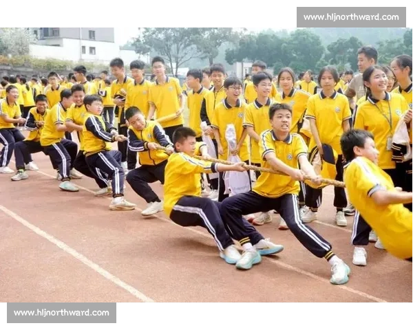 激烈的拔河比赛中同学们团结一心为班级荣誉奋力拼搏的精彩场面